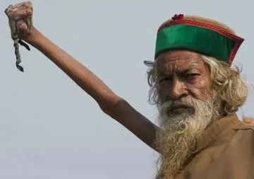 El impresionante caso del hombre que lleva 50 años con el brazo en alto El impresionante caso del hombre que lleva 50 años con el brazo en alto