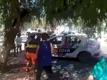 Albardón: dos policías con fracturas y cortes luego de ser atacados por vecinos de un barrio Albardón: dos policías con fracturas y cortes luego de ser atacados por vecinos de un barrio