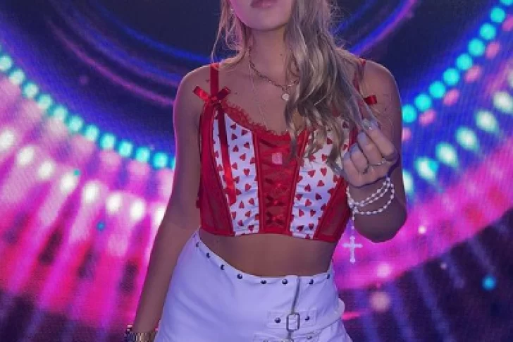 Coti se hizo un nuevo retoque estético y lo lució en top y con pollera corta