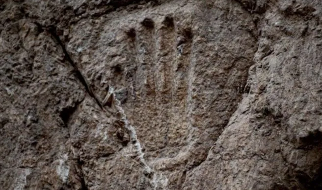 Descubren una antigua mano tallada en una piedra de hace mil años Descubren una antigua mano tallada en una piedra de hace mil años