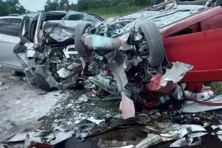 Seis personas murieron y otra quedó internada en grave estado tras un choque frontal