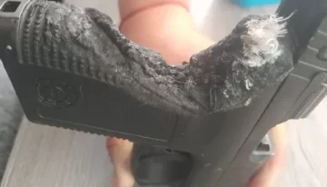 Un policía escondió su arma en un horno y se le derritió mientras cocinaba Un policía escondió su arma en un horno y se le derritió mientras cocinaba