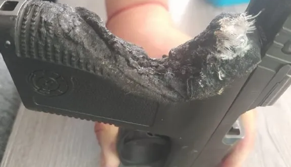 Un policía escondió su arma en un horno y se le derritió mientras cocinaba Un policía escondió su arma en un horno y se le derritió mientras cocinaba