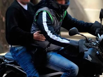 Motochorros sorprendieron a un hombre y, al no poder robarle, lo hirieron con un cuchillo Motochorros sorprendieron a un hombre y, al no poder robarle, lo hirieron con un cuchillo