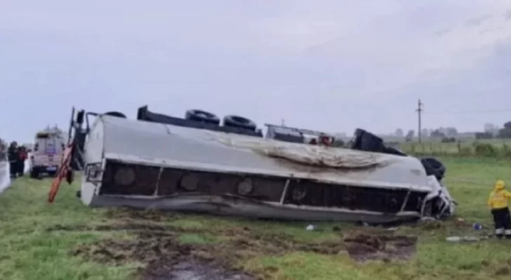 El choque entre un camión cisterna y un auto dejó cinco muertos El choque entre un camión cisterna y un auto dejó cinco muertos