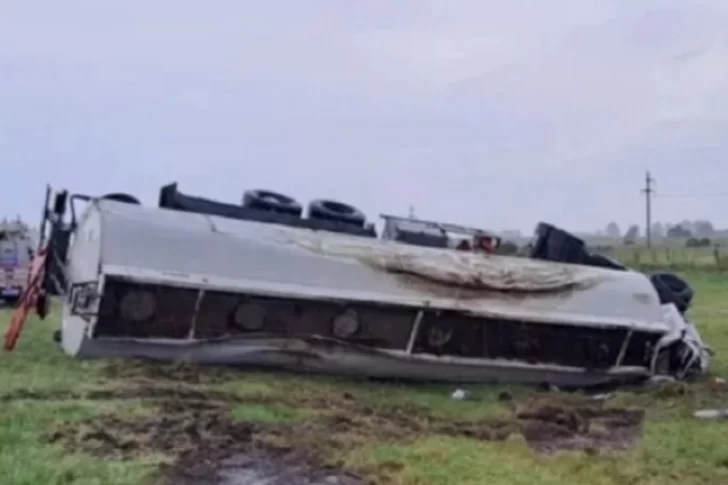 El choque entre un camión cisterna y un auto dejó cinco muertos