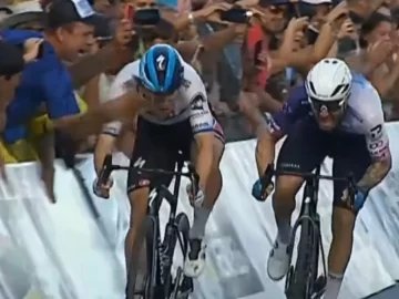 Fabio Jakobsen se golpeó con el celular de un espectador en el sprint final Fabio Jakobsen se golpeó con el celular de un espectador en el sprint final