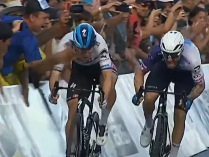 Fabio Jakobsen se golpeó con el celular de un espectador en el sprint final Fabio Jakobsen se golpeó con el celular de un espectador en el sprint final