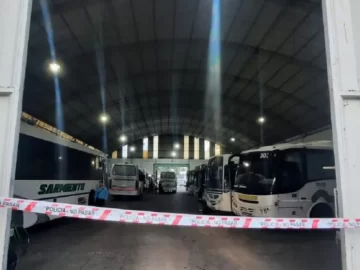 Un colectivero aplastó y mató a un compañero Un colectivero aplastó y mató a un compañero