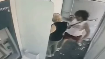 Brutal ataque en cajero automático: le rompió la cara de una piña a jubilada Brutal ataque en cajero automático: le rompió la cara de una piña a jubilada