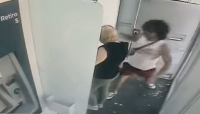 Brutal ataque en cajero automático: le rompió la cara de una piña a jubilada Brutal ataque en cajero automático: le rompió la cara de una piña a jubilada
