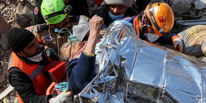 Hallan otras tres personas con vida bajos los escombros, 13 días después del sismo Hallan otras tres personas con vida bajos los escombros, 13 días después del sismo