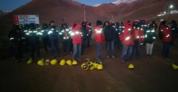 Trabajadores se manifiestan en la mina Veladero por cese de tareas Trabajadores se manifiestan en la mina Veladero por cese de tareas