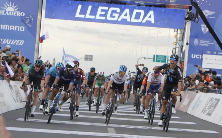 En Pocito, Sam Welsford se adueñó de la etapa que comienza a bajarle el telón a la Vuelta En Pocito, Sam Welsford se adueñó de la etapa que comienza a bajarle el telón a la Vuelta