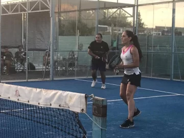 Sergio Galleguillo dejó el folclore por un rato y se animó a jugar al pádel en San Juan