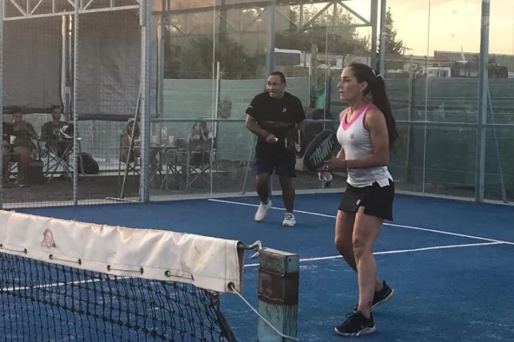 Sergio Galleguillo dejó el folclore por un rato y se animó a jugar al pádel en San Juan