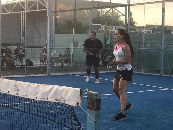 Sergio Galleguillo dejó el folclore por un rato y se animó a jugar al pádel en San Juan