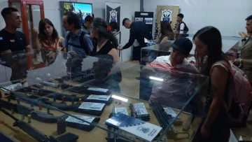 Las armas de la Policía, una atracción para chicos y grandes Las armas de la Policía, una atracción para chicos y grandes