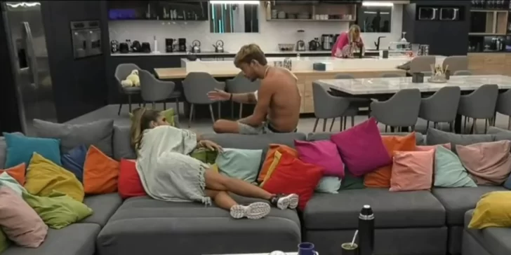 Nacho se quejó del olor que tenía Julieta y la mandó a bañarse Nacho se quejó del olor que tenía Julieta y la mandó a bañarse