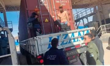 En un camión que ingresaba desde Chile, hallaron a dos colombianos ocultos: “Vamos a La Bombonera”, la insólita excusa En un camión que ingresaba desde Chile, hallaron a dos colombianos ocultos: “Vamos a La Bombonera”, la insólita excusa