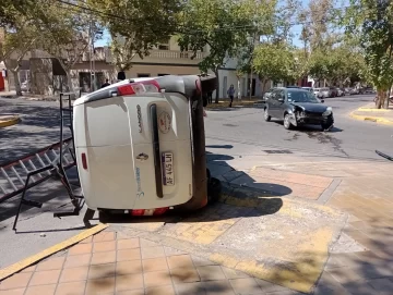 Aparatoso choque y posterior vuelco en una concurrida esquina capitalina sin semáforos Aparatoso choque y posterior vuelco en una concurrida esquina capitalina sin semáforos