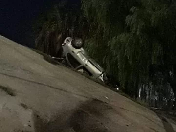 Dos jóvenes de 19 y 18 años, hospitalizados luego de volcar en su auto Dos jóvenes de 19 y 18 años, hospitalizados luego de volcar en su auto