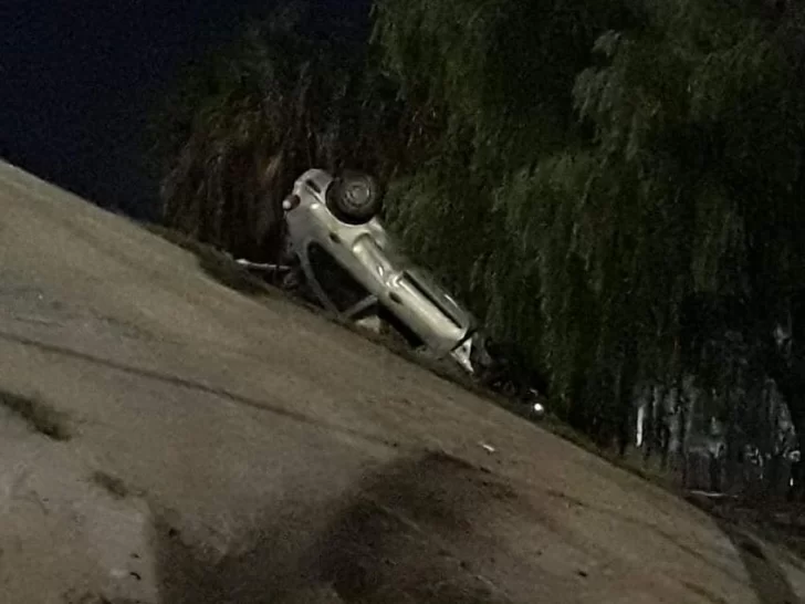 Dos jóvenes de 19 y 18 años, hospitalizados luego de volcar en su auto Dos jóvenes de 19 y 18 años, hospitalizados luego de volcar en su auto