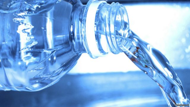 Recargar más de una vez las botellas plásticas con agua es un peligro para la salud