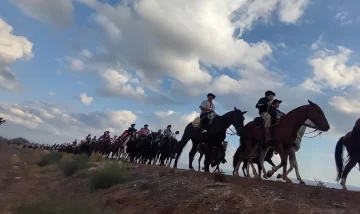 Con público que alentó el recorrido, los gauchos iniciaron la marcha a la Difunta Correa Con público que alentó el recorrido, los gauchos iniciaron la marcha a la Difunta Correa