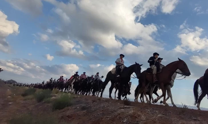 Con público que alentó el recorrido, los gauchos iniciaron la marcha a la Difunta Correa Con público que alentó el recorrido, los gauchos iniciaron la marcha a la Difunta Correa
