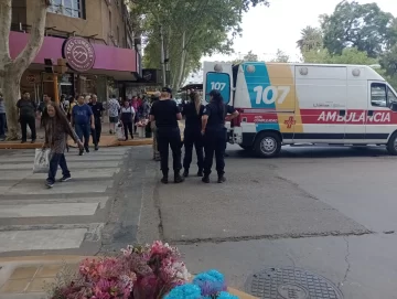 Revuelo en el centro: una anciana tropezó y cayó en medio de la calle Revuelo en el centro: una anciana tropezó y cayó en medio de la calle