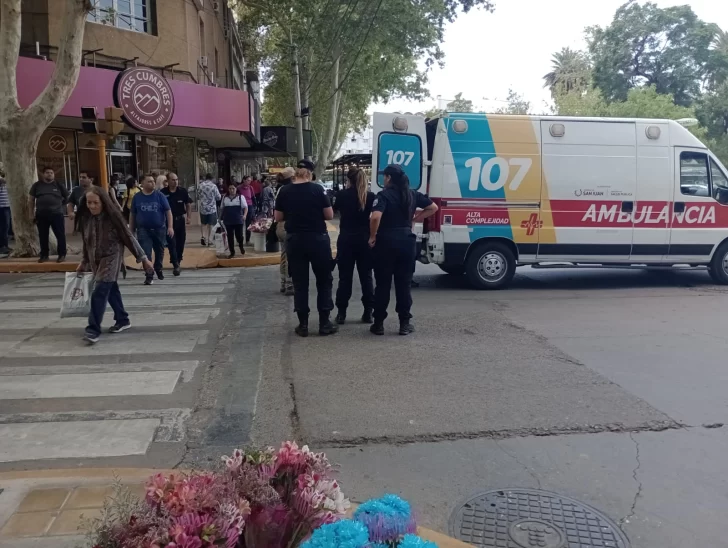 Revuelo en el centro: una anciana tropezó y cayó en medio de la calle Revuelo en el centro: una anciana tropezó y cayó en medio de la calle