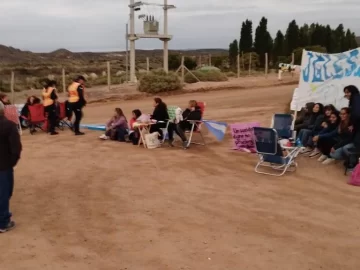 Sigue el paro de los docentes autoconvocados y el corte que hacen en el ingreso a Veladero Sigue el paro de los docentes autoconvocados y el corte que hacen en el ingreso a Veladero