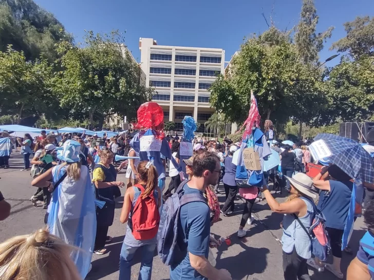 Docentes autoconvocados decidieron continuar con el paro este jueves