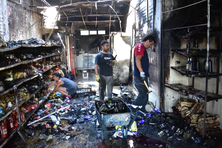 Un minisupermercado ardió por completo y dejó al menos 20 millones en pérdidas