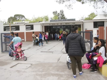 Volvieron a las aulas, pero sólo tienen clases 2 horas diarias por falta de agua