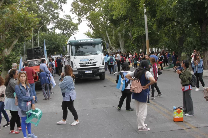 Docentes inician las clases el lunes, pero se mantienen en pie de guerra