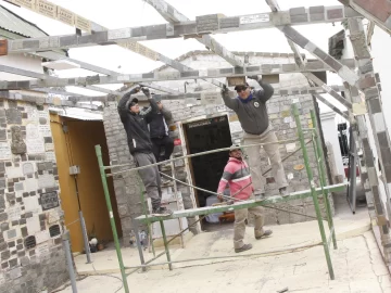 Difunta Correa: sacan placas que la gente puso en las capillas porque deterioran las paredes Difunta Correa: sacan placas que la gente puso en las capillas porque deterioran las paredes