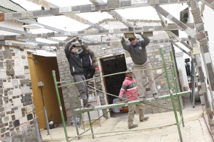 Difunta Correa: sacan placas que la gente puso en las capillas porque deterioran las paredes