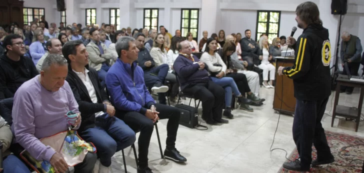 Ante políticos, el padre Pepe pidió seguirel ejemplo de “dirigente” de Francisco Ante políticos, el padre Pepe pidió seguirel ejemplo de “dirigente” de Francisco