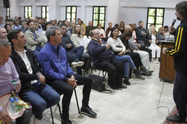 Ante políticos, el padre Pepe pidió seguirel ejemplo de “dirigente” de Francisco