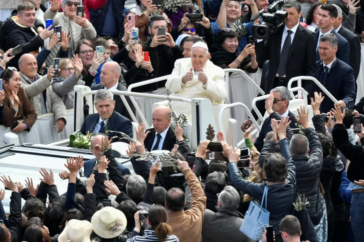 Palmas, olivo y aplausos al paso del Papa