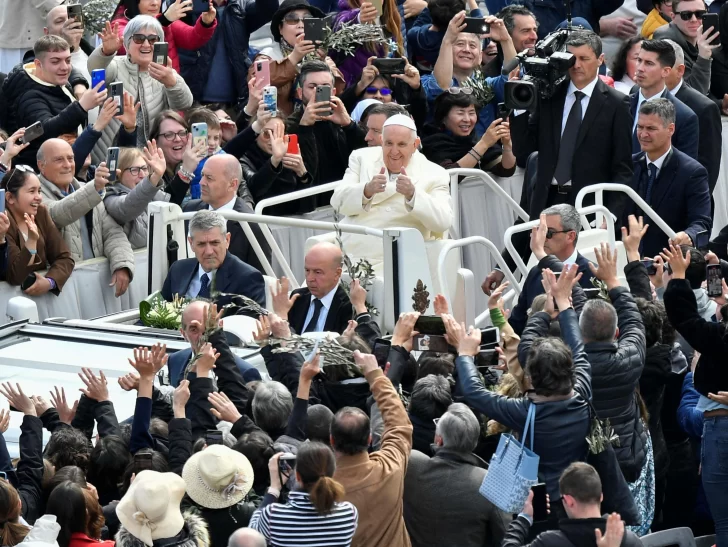 Palmas, olivo y aplausos al paso del Papa