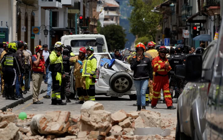 Sismo de casi 7 grados deja al menos 13 muertos en Ecuador