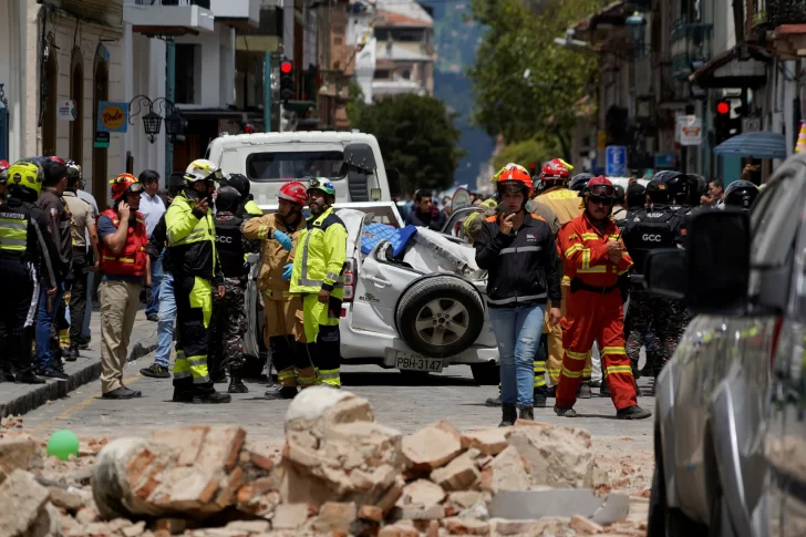Sismo de casi 7 grados deja al menos 13 muertos en Ecuador