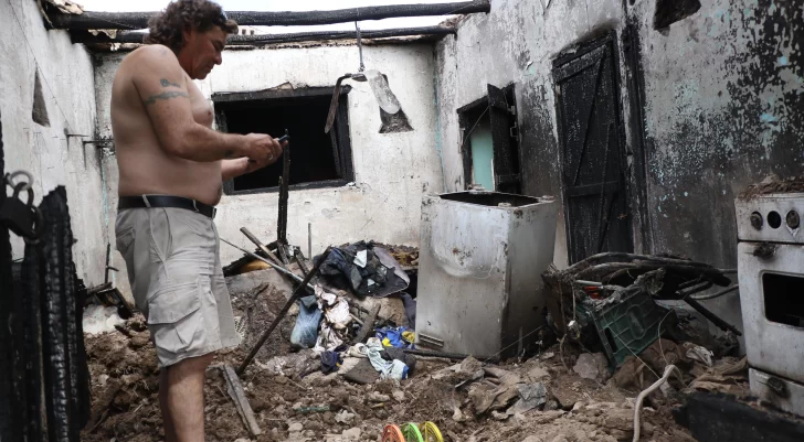 Se quemó una casa y creen que al fuego lo inició una mujer porque su pareja le fue infiel Se quemó una casa y creen que al fuego lo inició una mujer porque su pareja le fue infiel