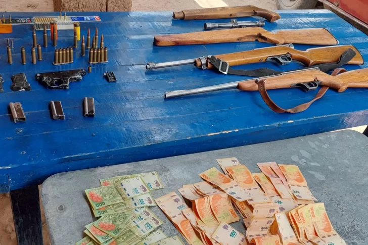 Cayó con dinero, armas y proyectiles