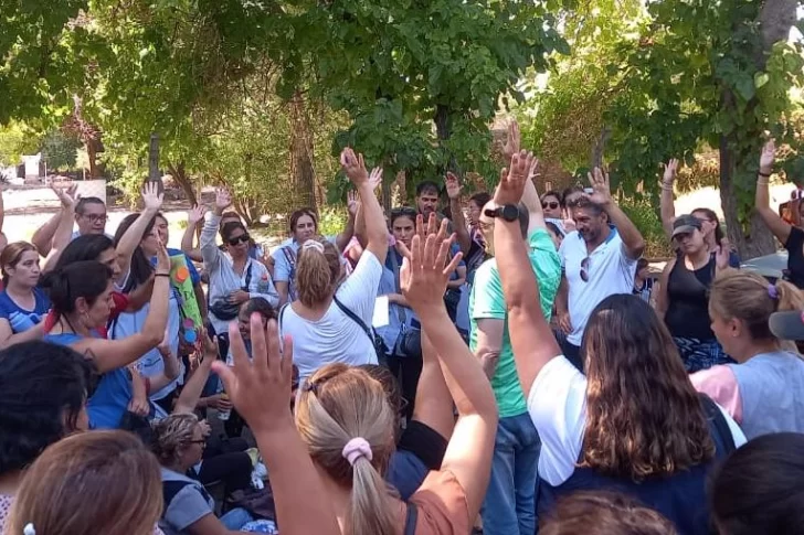 Docentes autoconvocados continuarán con el paro