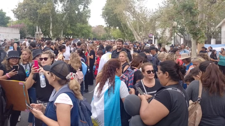 El Gobierno analiza liquidar salarios con el adelanto de tramos a septiembre, a pesar del rechazo de autoconvocados El Gobierno analiza liquidar salarios con el adelanto de tramos a septiembre, a pesar del rechazo de autoconvocados