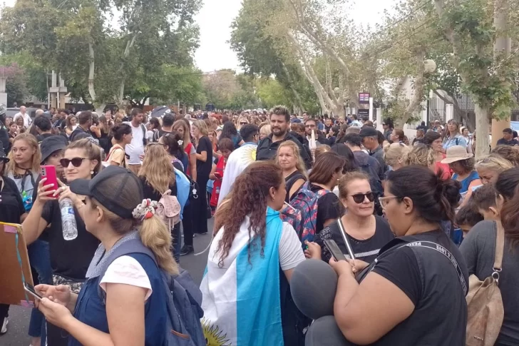 El Gobierno analiza liquidar salarios con el adelanto de tramos a septiembre, a pesar del rechazo de autoconvocados